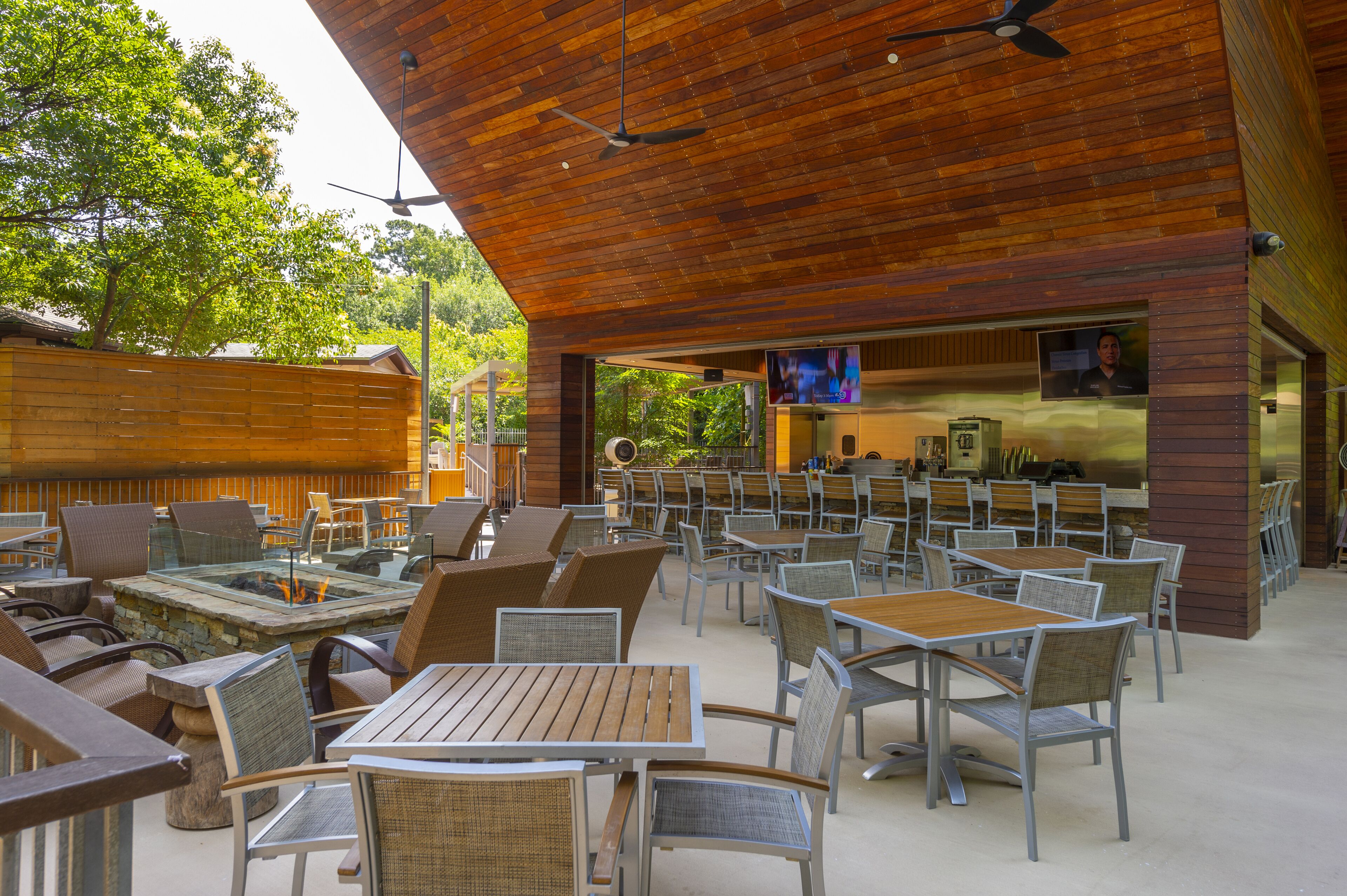 4 restaurants, breakfast, lunch, dinner served; local cuisine