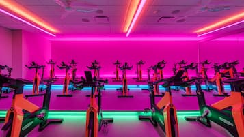 Een sportschool met meerdere vastgezette fietsen gerangschikt in rijen.