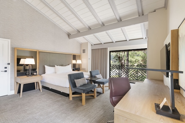 Executive Room | Premium bedding, pillowtop beds, in-room safe, laptop workspace