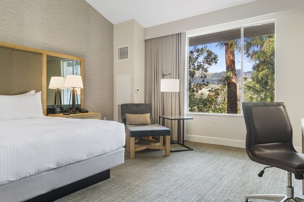 أغطية فراش متميزة وأسرّة بطبقة علوية مريحة وخزنة داخل الغرفة