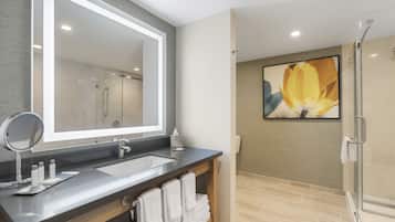 Executive Room | Bathroom | Shower, free toiletries, hair dryer, towels
