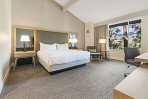 أغطية فراش متميزة وأسرّة بطبقة علوية مريحة وخزنة داخل الغرفة