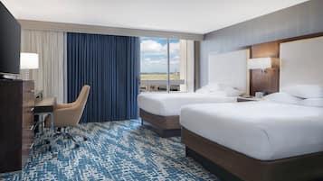 Luxe beddengoed, pillowtop-bedden, een bureau, een laptopwerkplek