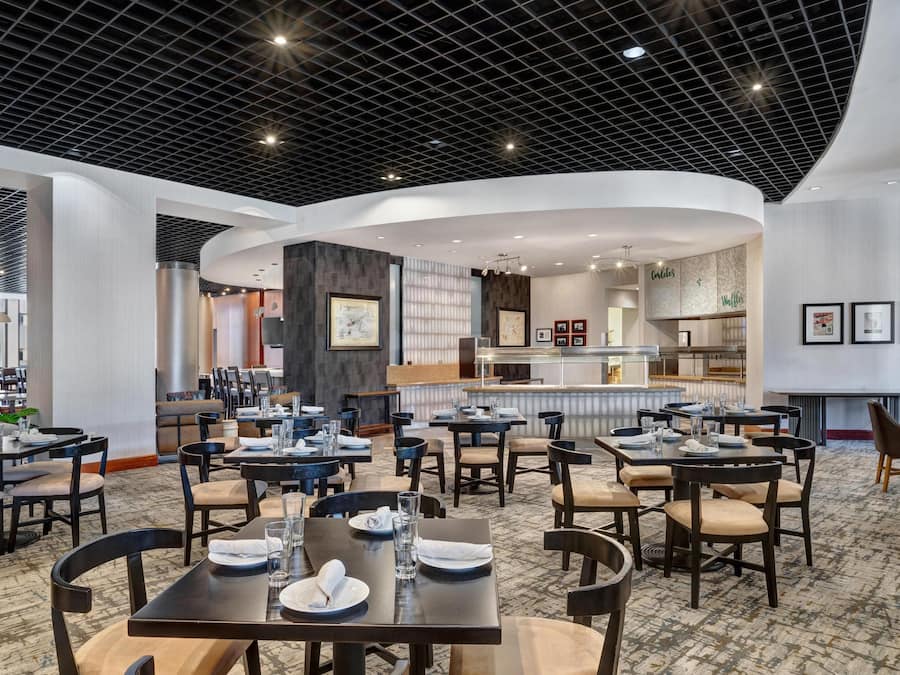 3 restauranter: frokost, lunsj og middag serveres