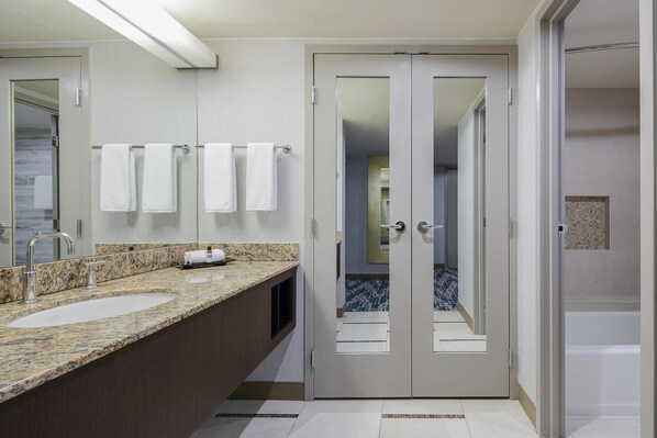 Suite ejecutiva | Baño | Artículos de higiene personal de diseño, secador de pelo y toallas