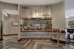 Petit déjeuner buffet servi tous les jours en supplément