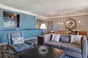 Suite | Premium bedding, pillowtop beds, desk, laptop workspace