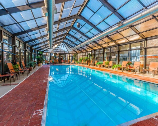 Una piscina cubierta