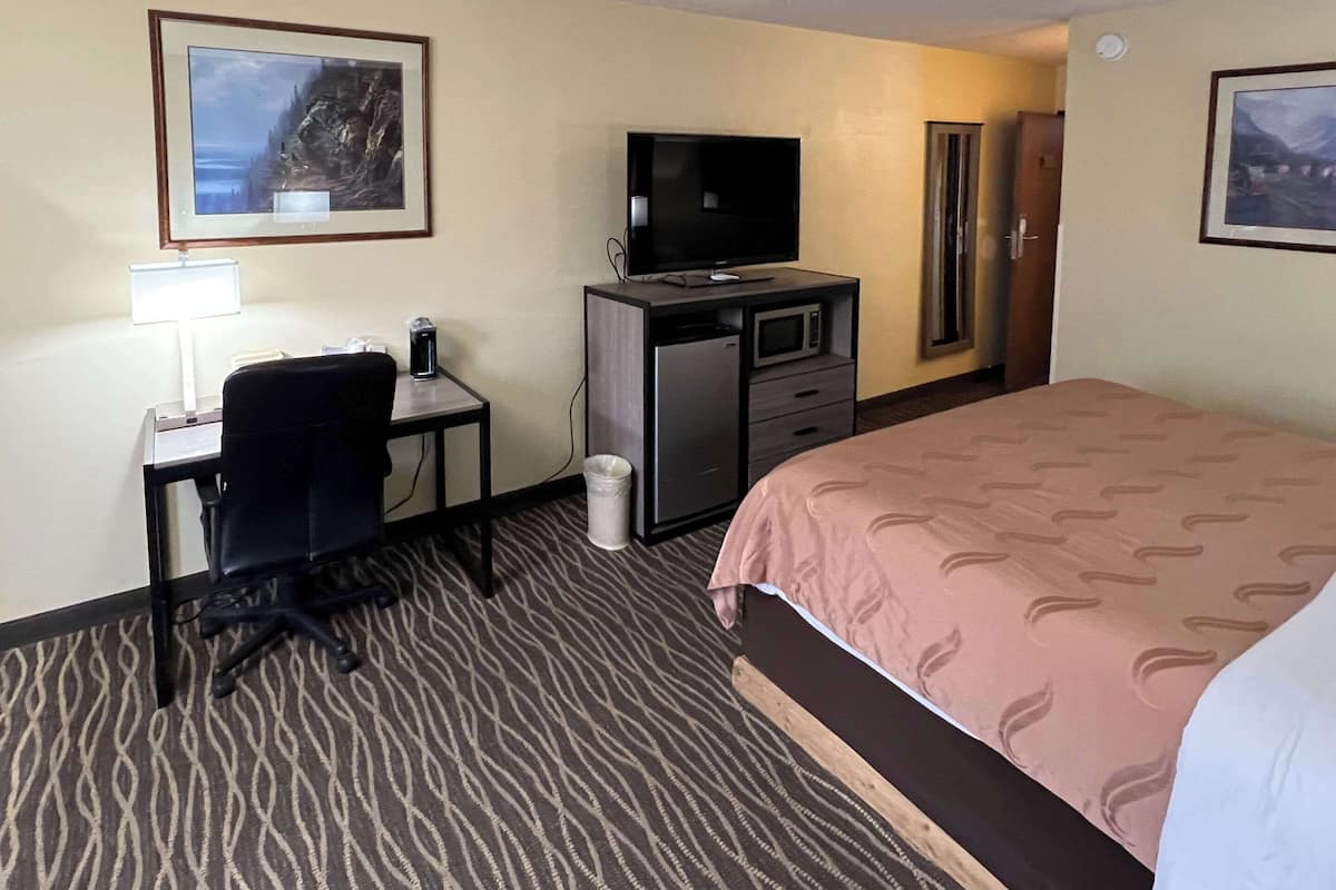 Minibar, cortinas blackout, tabla de planchar con plancha y wifi gratis