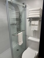 Combined shower/tub, hair dryer, towels