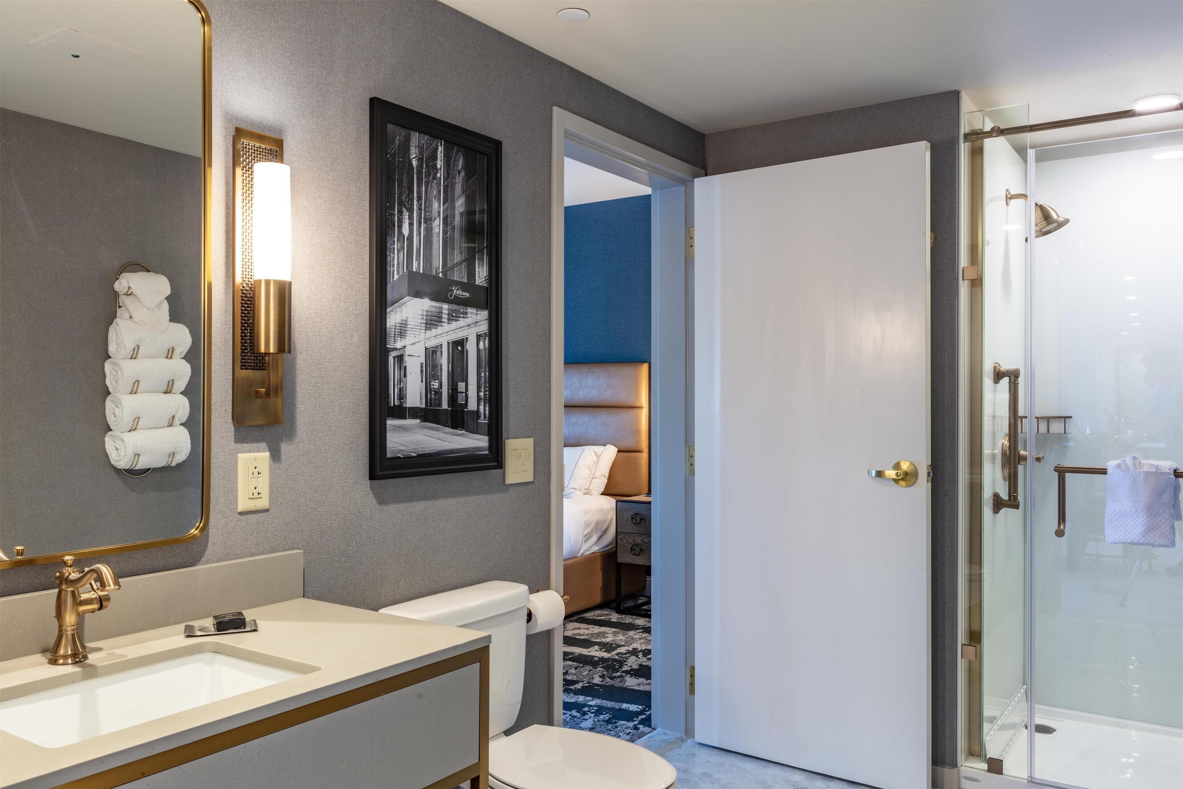 Deluxe-Zimmer, 1 King-Bett, barrierefrei, Badewanne (Mobility & Hearing) | Badezimmer | Regendusche, kostenlose Toilettenartikel, Haartrockner, Handtücher
