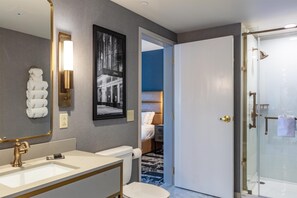 Habitación Deluxe, 1 cama King size, con acceso para personas discapacitadas (Mobility & Hearing) | Baño | Regadera tipo lluvia, amenidades de baño gratuitas, secadora de cabello