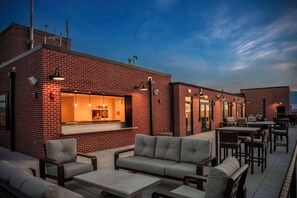 2 bars/lounges, rooftop bar