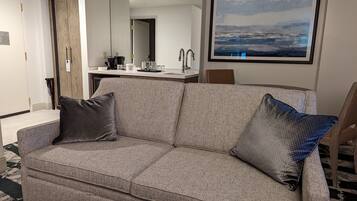 Suite, 1 slaapkamer | Woonruimte | Een smart-tv