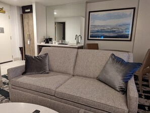 Suite, 1 slaapkamer | Woonruimte | Smart-tv