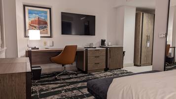 客房, 1 张特大床 | 起居区 | 智能电视