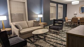 总统套房, 1 间卧室 | 起居区 | 智能电视