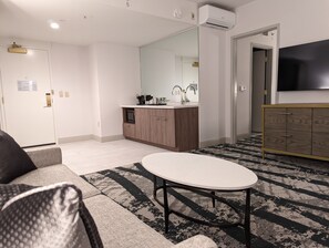 Junior Suite, 1 King Bed with Sofa bed | Living area | Smart TV - The Yorktowne Hotel, Tapestry Collection by Hilton (York)