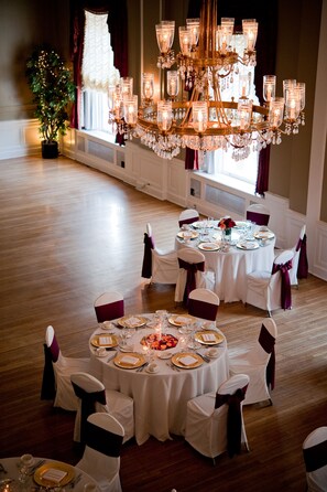 Indoor wedding - The Yorktowne Hotel, Tapestry Collection by Hilton (York)