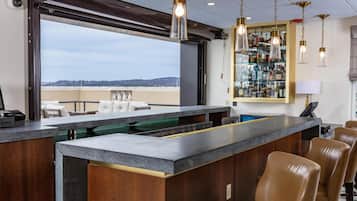 2 bars/lounges, rooftop bar