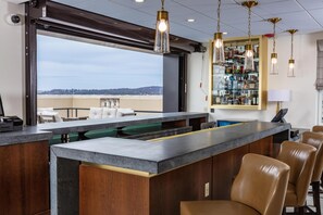 2 bars/lounges, rooftop bar