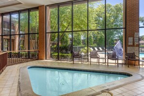 Piscine intérieure, piscine extérieure en saison, chaises longues