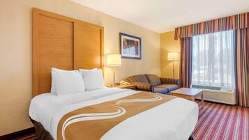 Hochwertige Bettwaren, individuell eingerichtet, Schreibtisch