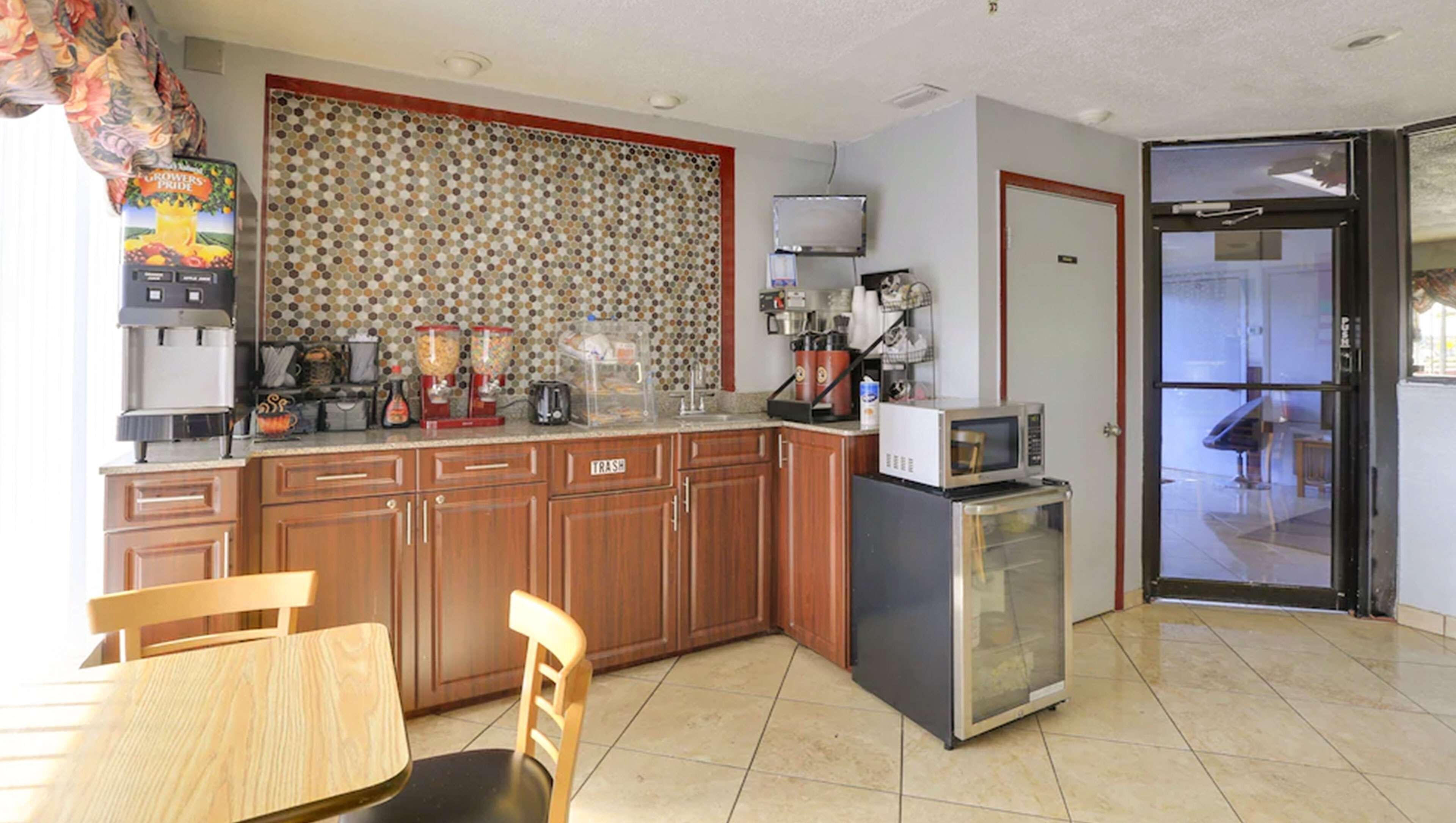 Photo - Magnuson Hotel Bradenton