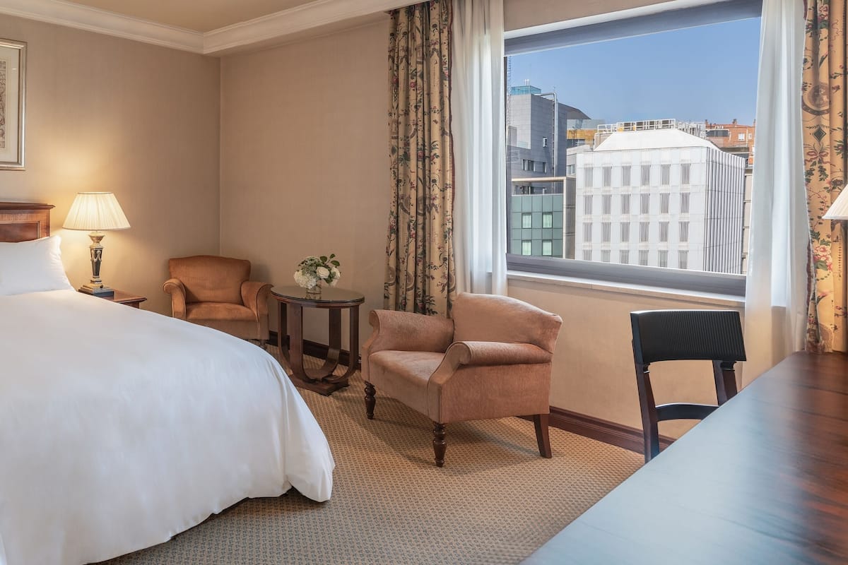 1 bedroom, Egyptian cotton sheets, premium bedding, down duvets