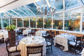Breakfast, lunch, dinner served; garden views 