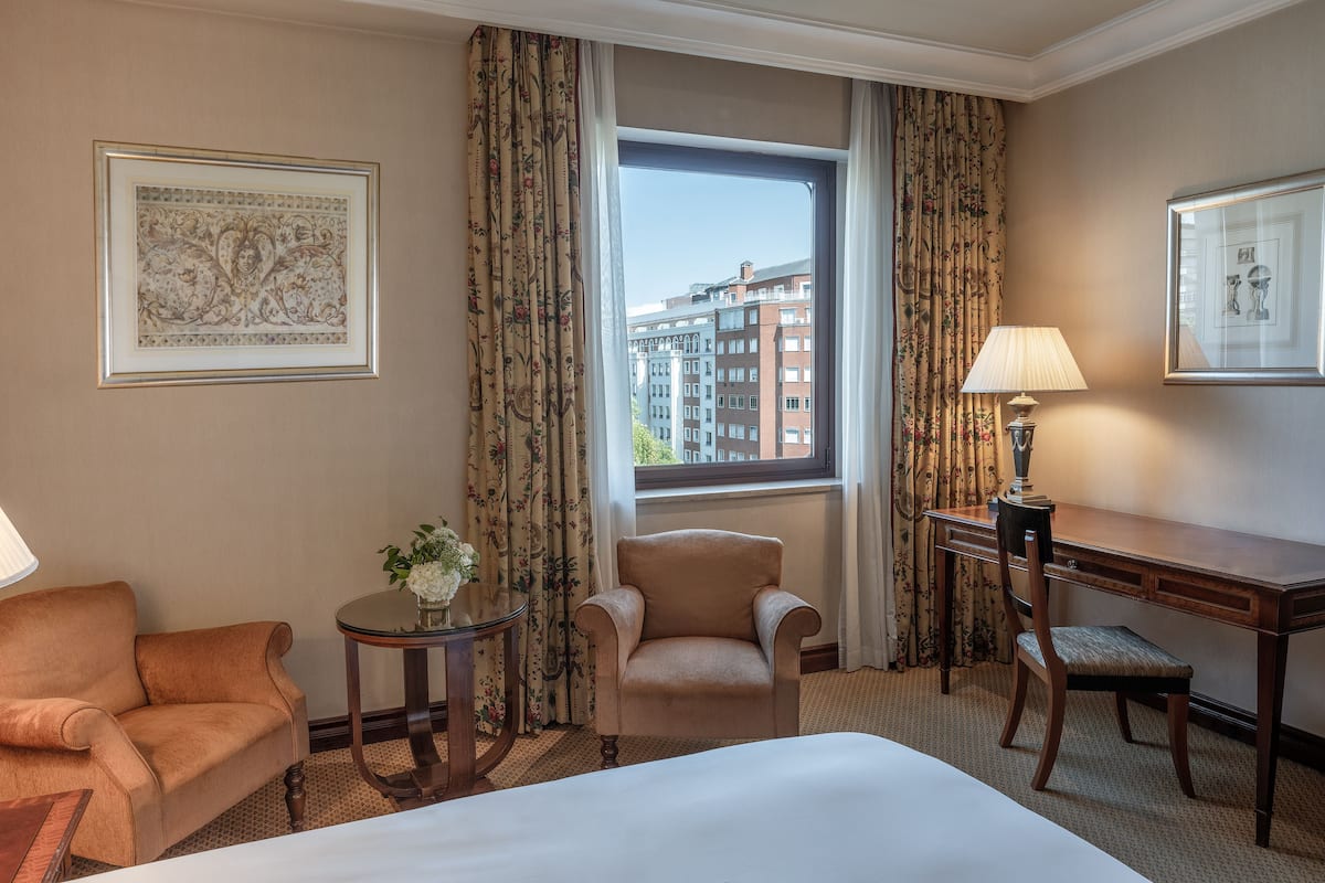 1 bedroom, Egyptian cotton sheets, premium bedding, down duvets