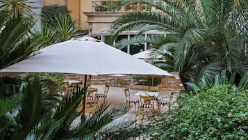 Petit déjeuner, déjeuner, dîner et brunch servis sur place