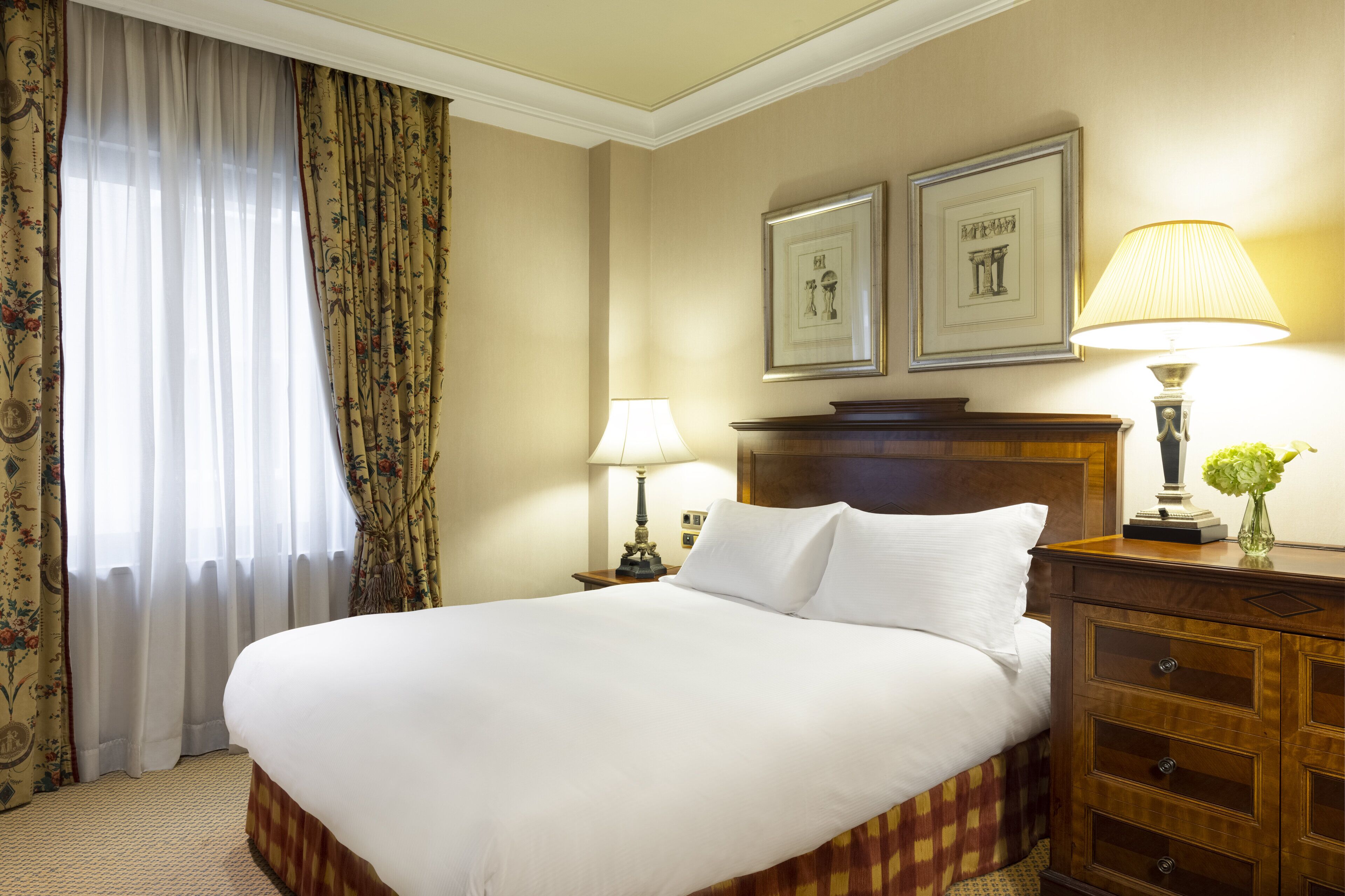 1 bedroom, Egyptian cotton sheets, premium bedding, down comforters