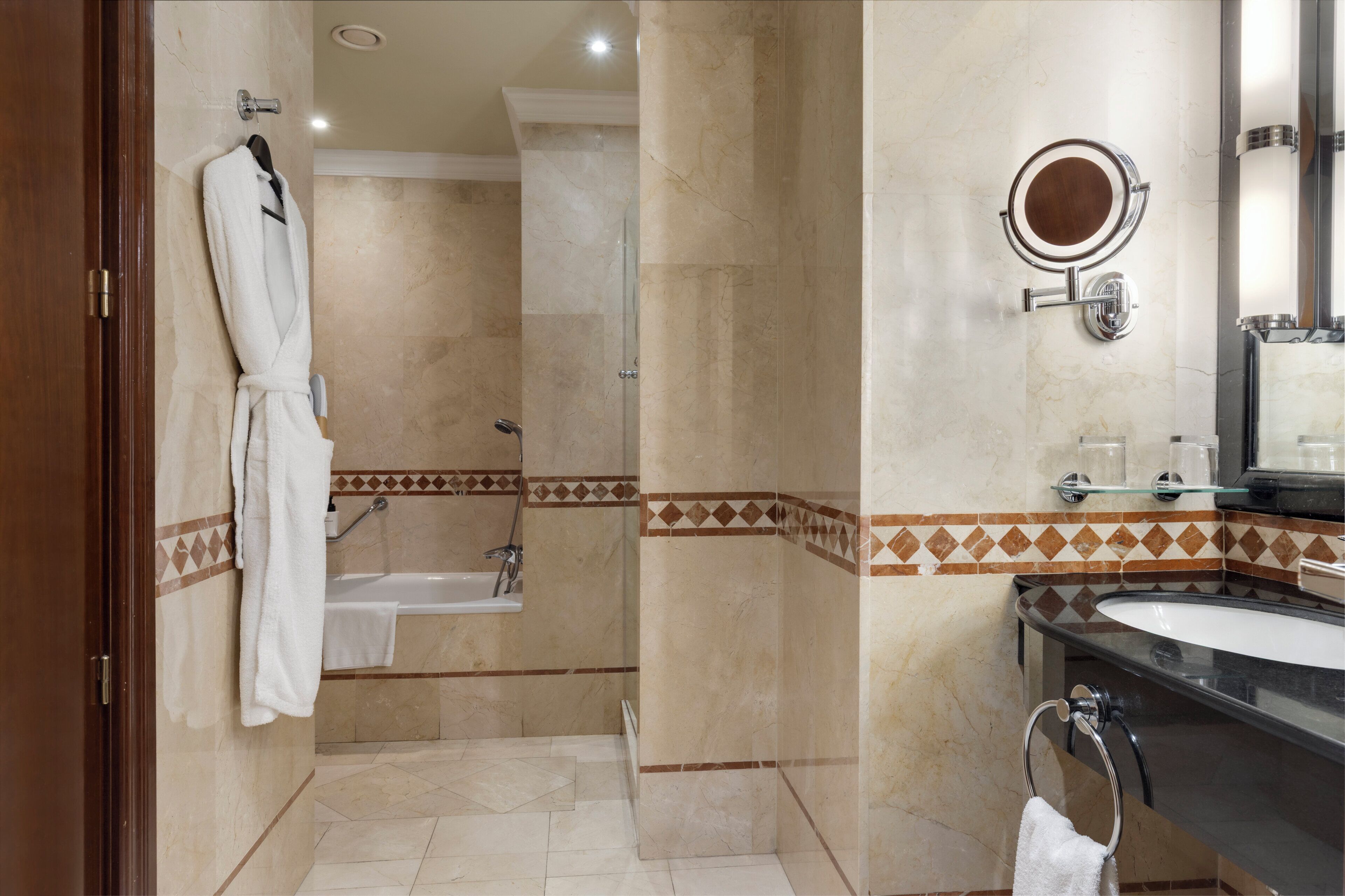 Une salle de bain avec une baignoire, une douche, un lavabo et un miroir.