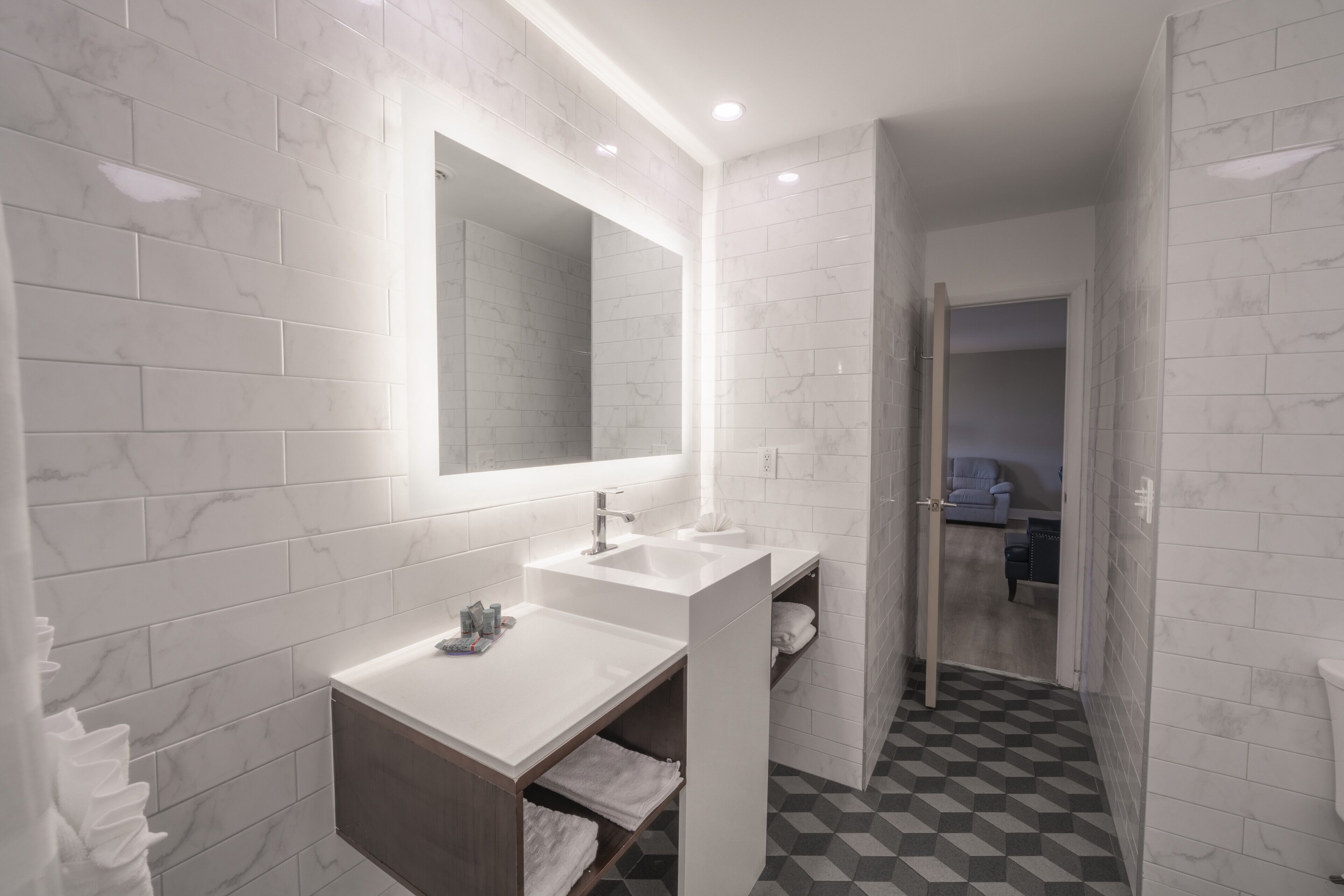 suite, multiple beds, non smoking, kitchen (walk-in shower) | bathroom | shower, free toiletries, hair dryer, towels