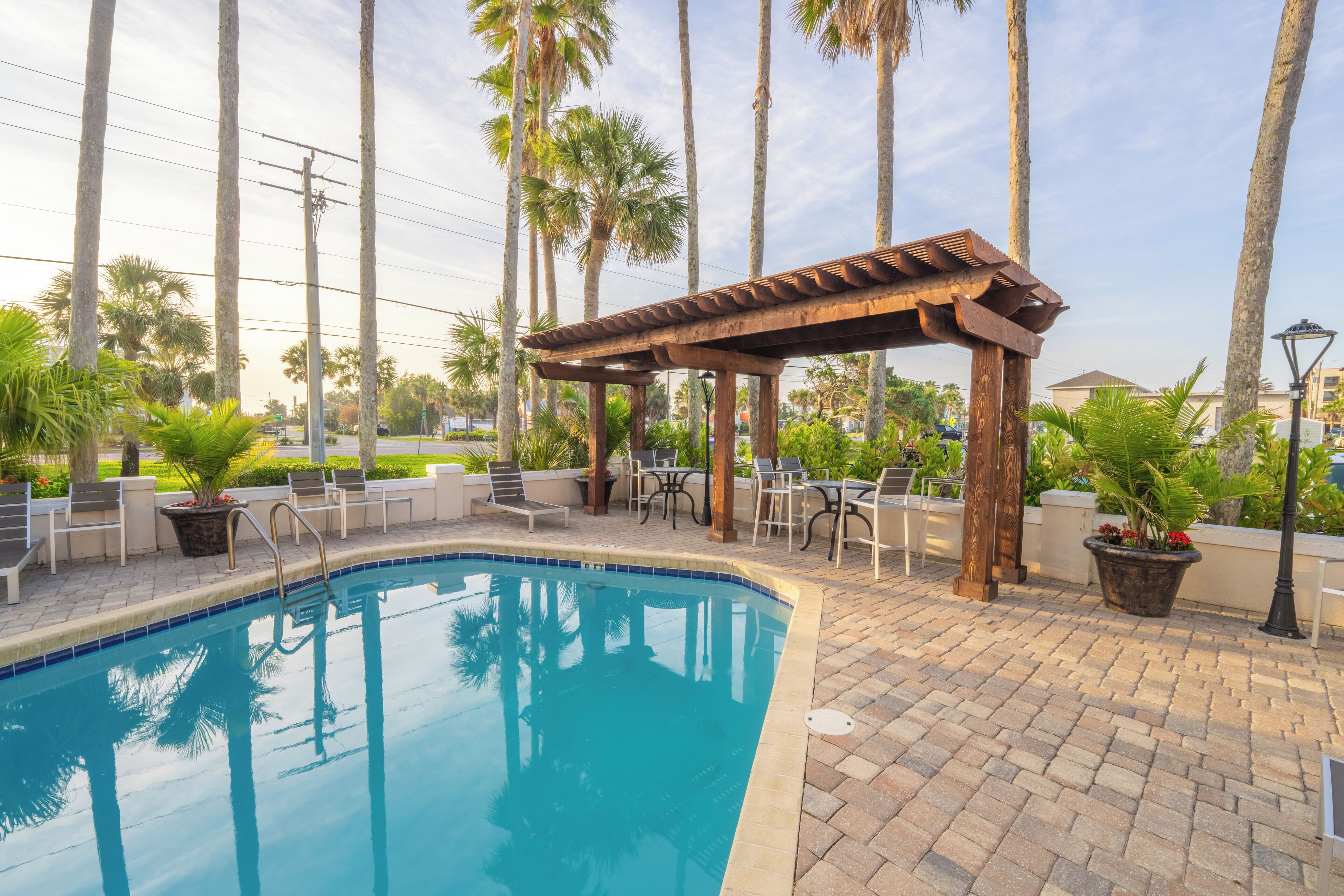 สระว่ายน้ำกลางแจ้ง