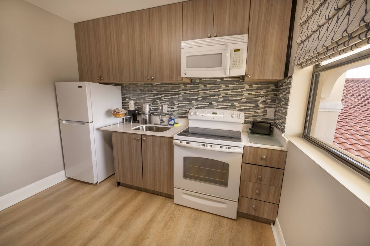 suite, multiple beds, non smoking, kitchen (walk-in shower) | private kitchen | fridge, microwave, coffee/tea maker