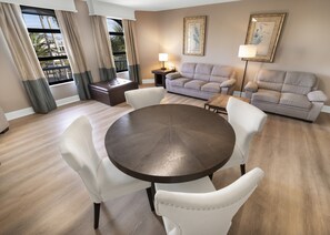 Suite, varias camas, no fumadores, cocina (Walk-in Shower) | Zona de estar | Una televisión