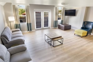 Suite, 1 cama de matrimonio grande, no fumadores, balcón | Zona de estar | Una televisión