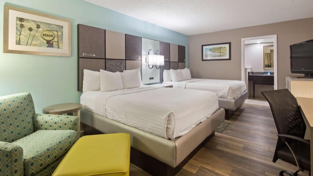 Desk, laptop workspace, iron/ironing board, free WiFi