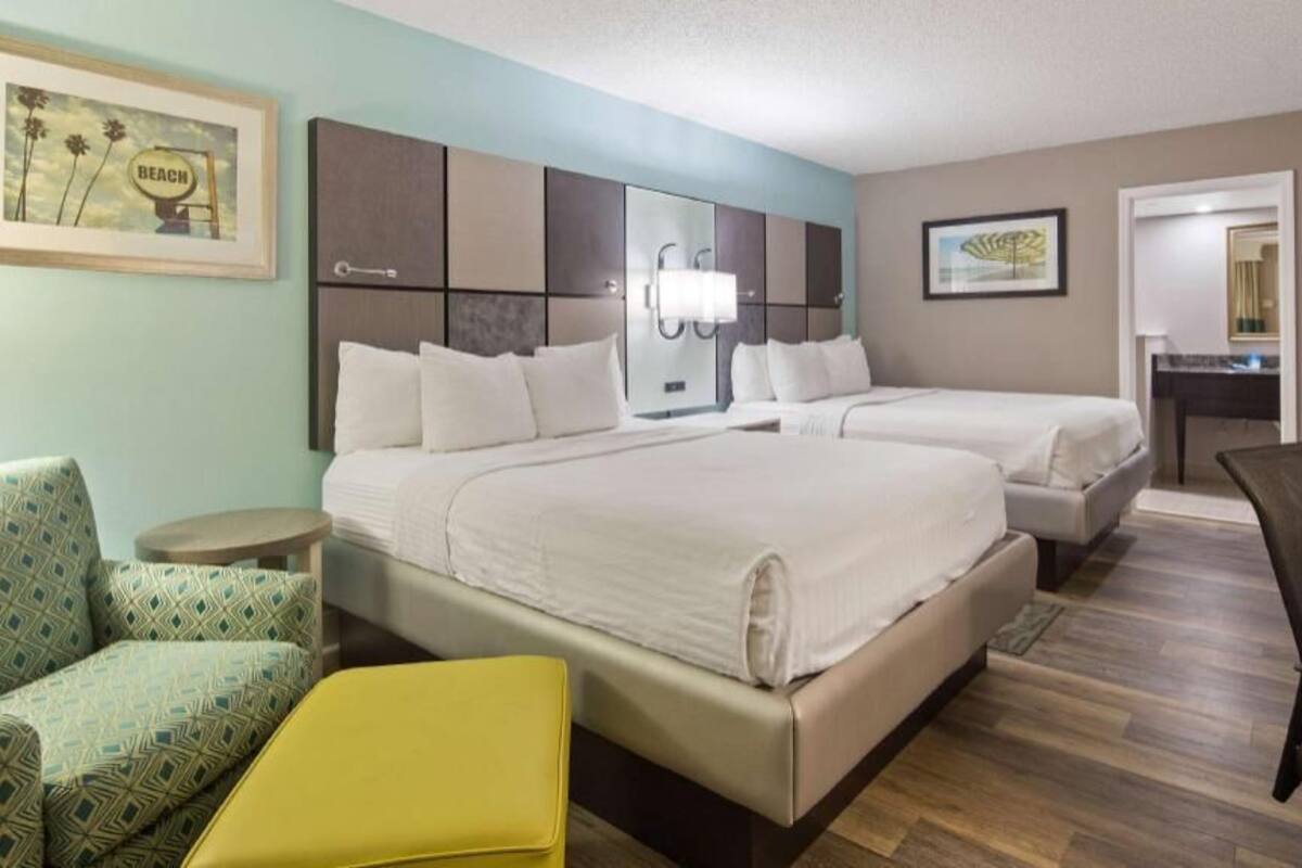 Desk, laptop workspace, iron/ironing board, free WiFi