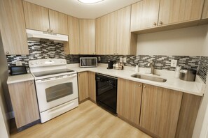 Suite, 1 cama de matrimonio grande, no fumadores, balcón | Cocina básica privada | Frigorífico, microondas y cafetera o tetera