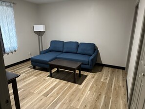 Escritorio, espacio para trabajar con un portátil, cortinas opacas