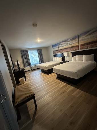 1 bedroom, desk, laptop workspace, blackout drapes. Days Inn and Suites by Wyndham Sikeston
