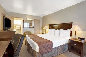 Desk, blackout drapes, iron/ironing board, free cribs/infant beds - Travelodge by Wyndham Everett City Center (Everett)