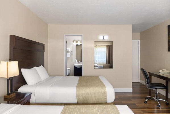 Desk, blackout curtains, iron/ironing board, free cots/infant beds - Travelodge by Wyndham Everett City Center (Everett)