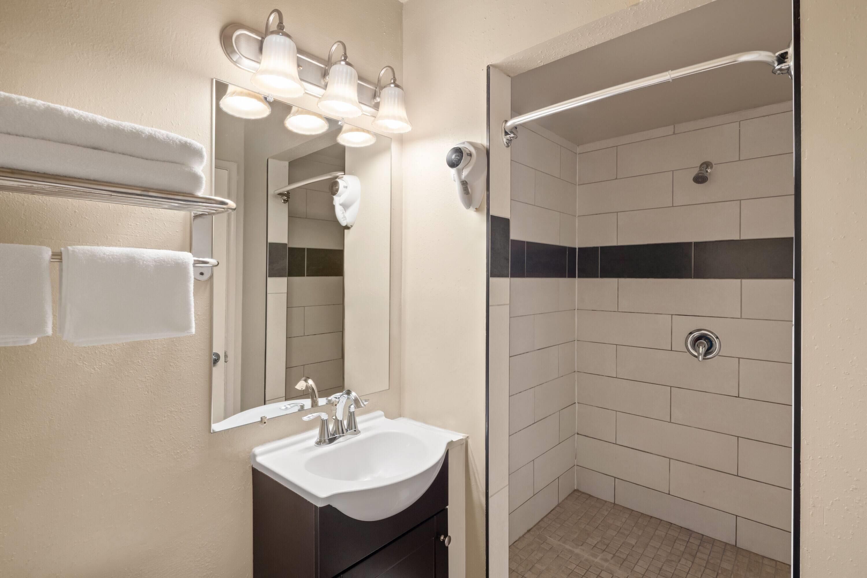 Quarto casal, 2 camas de casal | Banheiro | Secador de cabelo, toalhas de banho