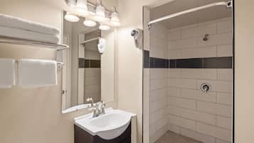 Quarto casal, 2 camas de casal | Banheiro | Secador de cabelo, toalhas de banho