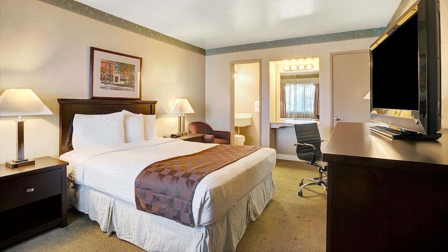 Travelodge by Wyndham Everett City Center