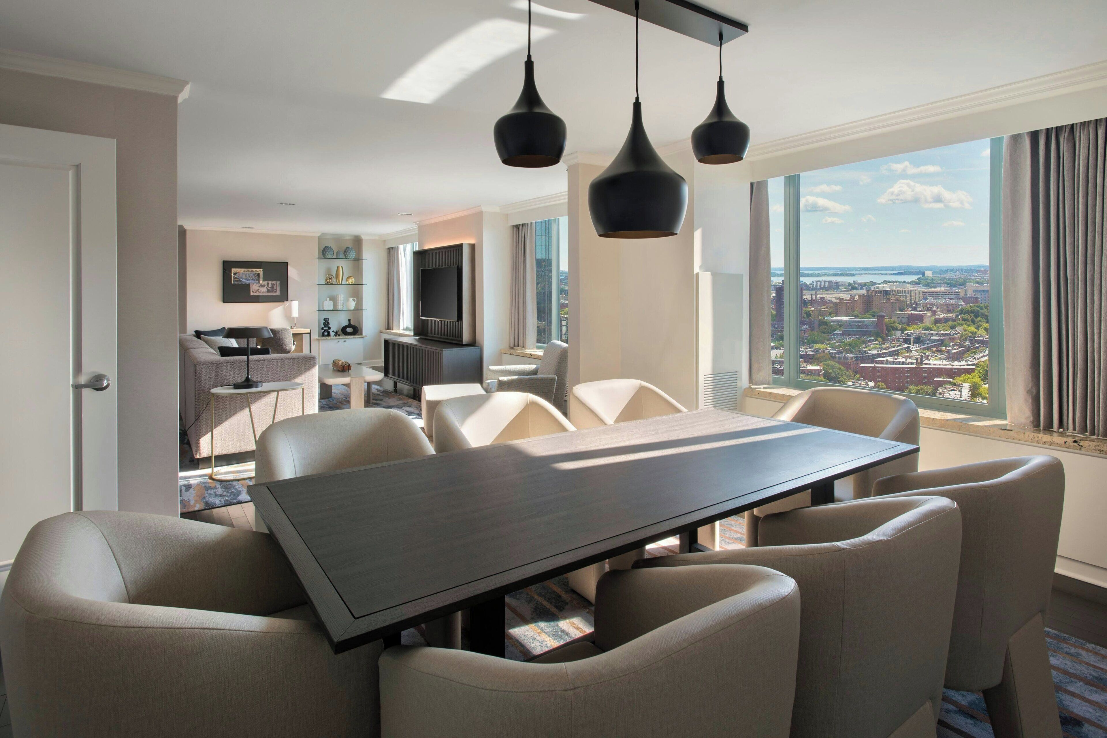 Luxe beddengoed, pillowtop-bedden, een kluis op de kamer, een bureau